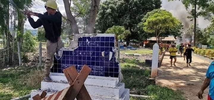 PHOTO OF THE DAY - a member of local defence force smashing the sign of Moe Byel police station after they made a victory over the SAC troops today. According to the local media, 15 members of SAC killed, 4 captured alive by the local force. 

#WhatsHappeningInMyanmar #May23Coup