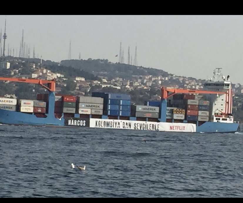 aydinyuksel1's tweet photo. Bir gün bir mekan da oturuyoruz bu gemi önümüzden geçiyor fotoğrafını çektim. Şaka değilmiş sanırım 🙂#sedatpeker7 https://t.co/v0RTktqfHL