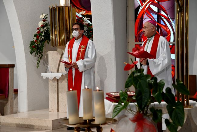 DruzinaSi's tweet photo. [SVEŽE 🙏] Novoimenovani škof @SkofijaCelje Maksimilijan Matjaž je včeraj vpričo apostolskega nuncija Jean-Marie #Speich in božjega ljudstva celjske škofije izpovedal veroizpoved ter prisegel zvestobo papežu in Cerkvi. ✍️ @Ksenja37965922.
Več ➡️: https://t.co/bHEjEzYIQd https://t.co/jxU2RihlOe