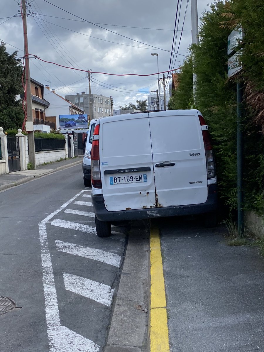 AurelieBotran's tweet photo. @AulnaySousBois comme tous les jours dans la rue avenue voillaume. On passe où ? https://t.co/hwlO4Z2jUs