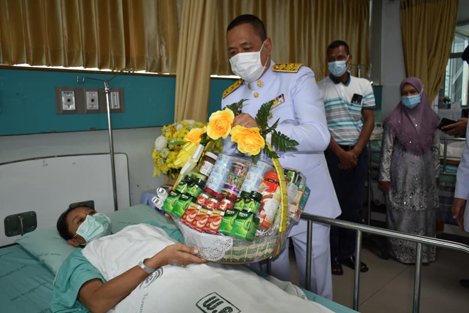 Shi_147's tweet image. 💛💜23พค.64 ในหลวง​และ​พระราชินี​ โปรดเกล้าฯให้ ผู้ว่าฯนราธิวาส เชิญดอกไม้และตะกร้าสิ่งของพระราชทานไปมอบให้แก่ ทหารและอาสาสมัครทหารพรานและ เจ้าหน้าที่ทหารพราน กรมทหารพราน 48 ซึ่งได้รับบาดเจ็บจากเหตุคนร้ายลอบวางระเบิด เหตุเกิดเมื่อ21พค. ที่ผ่านมา
#เรารักสถาบันพระมหากษัตริย์