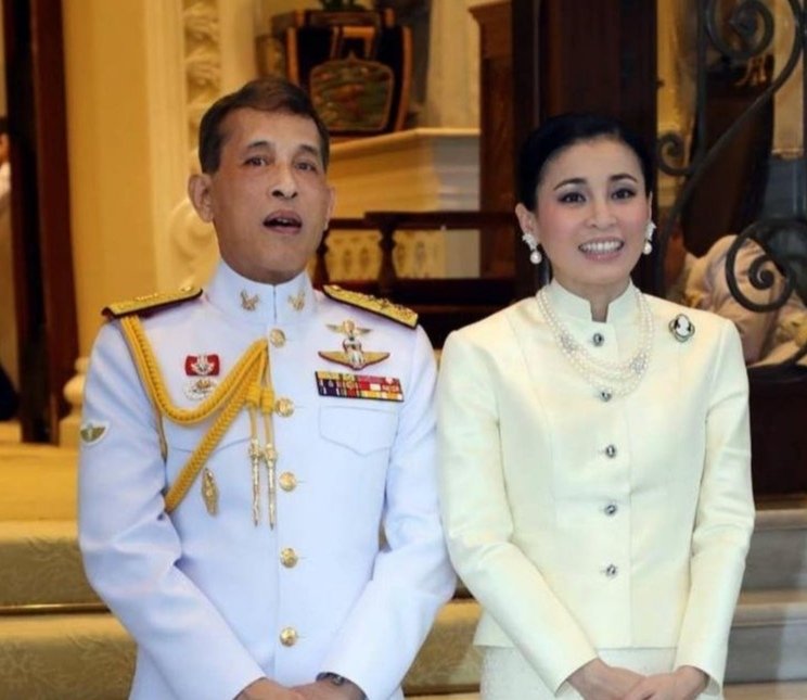 Shi_147's tweet image. 💛💜23พค.64 ในหลวง​และ​พระราชินี​ โปรดเกล้าฯให้ ผู้ว่าฯนราธิวาส เชิญดอกไม้และตะกร้าสิ่งของพระราชทานไปมอบให้แก่ ทหารและอาสาสมัครทหารพรานและ เจ้าหน้าที่ทหารพราน กรมทหารพราน 48 ซึ่งได้รับบาดเจ็บจากเหตุคนร้ายลอบวางระเบิด เหตุเกิดเมื่อ21พค. ที่ผ่านมา
#เรารักสถาบันพระมหากษัตริย์