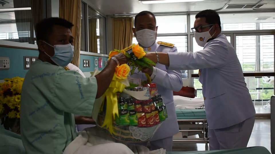 Shi_147's tweet image. 💛💜23พค.64 ในหลวง​และ​พระราชินี​ โปรดเกล้าฯให้ ผู้ว่าฯนราธิวาส เชิญดอกไม้และตะกร้าสิ่งของพระราชทานไปมอบให้แก่ ทหารและอาสาสมัครทหารพรานและ เจ้าหน้าที่ทหารพราน กรมทหารพราน 48 ซึ่งได้รับบาดเจ็บจากเหตุคนร้ายลอบวางระเบิด เหตุเกิดเมื่อ21พค. ที่ผ่านมา
#เรารักสถาบันพระมหากษัตริย์