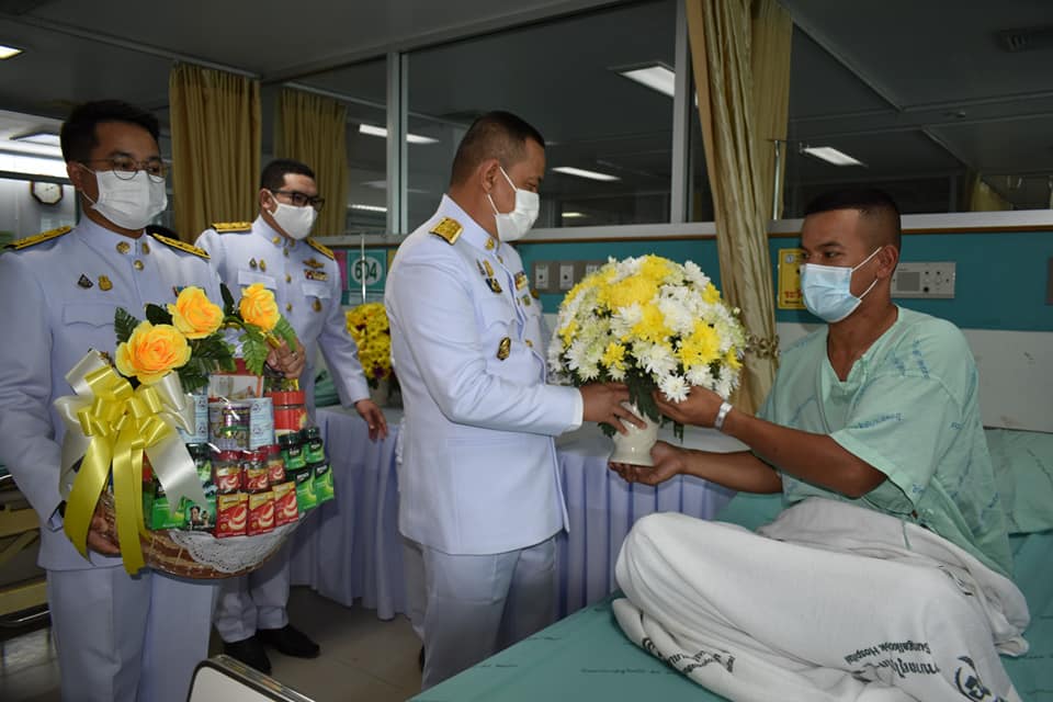 Shi_147's tweet image. 💛💜23พค.64 ในหลวง​และ​พระราชินี​ โปรดเกล้าฯให้ ผู้ว่าฯนราธิวาส เชิญดอกไม้และตะกร้าสิ่งของพระราชทานไปมอบให้แก่ ทหารและอาสาสมัครทหารพรานและ เจ้าหน้าที่ทหารพราน กรมทหารพราน 48 ซึ่งได้รับบาดเจ็บจากเหตุคนร้ายลอบวางระเบิด เหตุเกิดเมื่อ21พค. ที่ผ่านมา
#เรารักสถาบันพระมหากษัตริย์