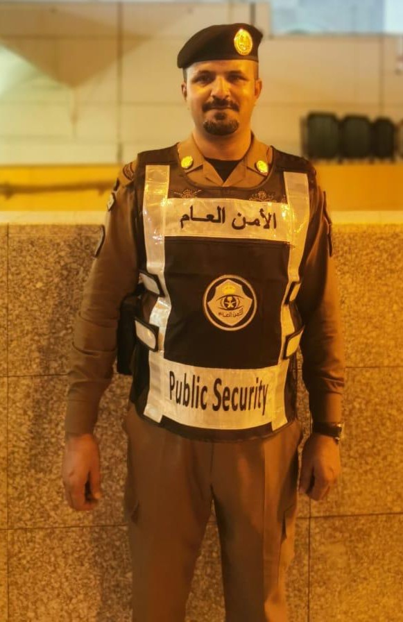 90Z3223ppMbQueA's tweet photo. @K__Z11 هؤلاء كلهم هم أبطال بلا منازع . يستحقون كل تقدير .زرت المملكة ولاحظت بأم عيني الأعمال البطولية التي يقومون بها: تحت أشعة الشمس وتحت الأمطار ووقت الزحام على مدار الساعة لتأمين سلامة أبناء البلد وضيوف الرحمان في كل وقت وحين.الله يحفظهم وكان في عونهم. هنا تكمن نجاح القيادة السعودية https://t.co/xCTJ00lQmq
