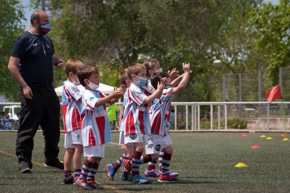 sanisidrorugby's tweet photo. Gracias papas y mamas por dejarnos jugar al rugby!!!!!!!!!! Firmado Equipo S6 @sanisidrorugby  #fuencarralrugby #fuencarral #sanIsi @RugbyMadrid @ferugby @JMDFuencarral https://t.co/DVDZYUJaX4