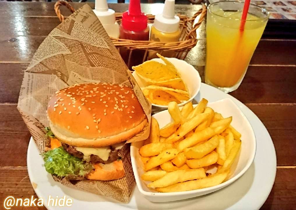 morningsun16's tweet photo. #ハンバーガーセット(ポテト&ドリンク💴990)【#Cuscocafe #クスコカフェ☕ since2002】(令和3年5月23日☀️) 気になってた多国籍料理店。お店の方は外国の方でした😃 異国情緒溢れる店内はお洒落✨
注文してから作ってくれる🍔(大きい😆)&🍟(お腹いっぱい😆) 美味しかった‼️ https://t.co/yuo5CWaOYh