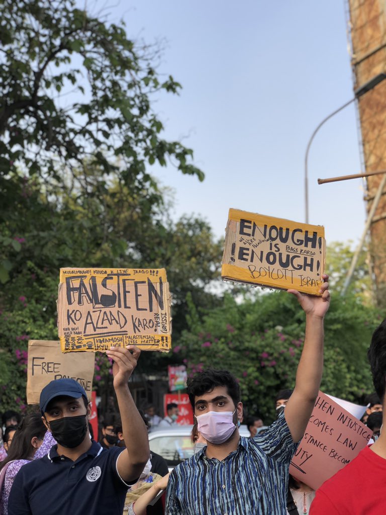 feenz_'s tweet photo. Lahore stands in solidarity with Palestine and calls for an end to the Israeli occupation! ✊🇵🇸 #SaveSheikhJarrah #FreePalestine #SolidaritywithFalasteen @AuratMarch @Haqooq_e_Khalq @PSCLahore https://t.co/ZZnBlQ30y6