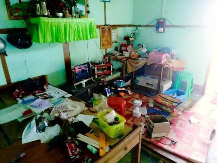 Lalrinkimi2021's tweet photo. ‼️‼️ In MINDAT, Chin State:
Myanmar's military terrorists who were stationed near Myanmar Economic Bank raided, broke the locks and destroyed the employees' house inside the campus and robbed the people's property.
#May23Coup 
#WhatsHappeninglnMyanmar https://t.co/9drwtpkJHr