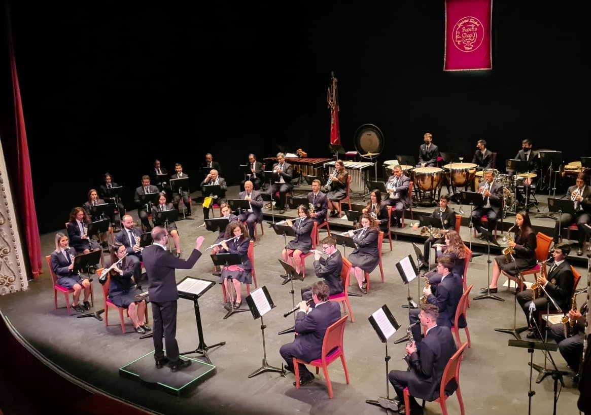 SmRupertoChapi's tweet photo. XXVI Campaña de "Música als Pobles" con las Bandas Oficial e Instructiva dirigidas por Juan Pedro Bernabé Poveda, ¡¡enhorabuena!!
@dipuAlicante @FSMCV @VillenaAyto @teatrochapi @jp_juanpedro https://t.co/dCBJ8xkBFQ