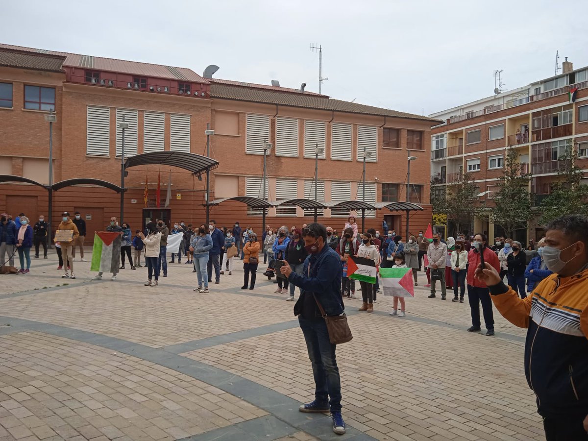 ApoyoMutuoAra's tweet photo. @tommyramirez71 @MussaabBashir Gracias a toda la buena gente de Cinco Villas, con la que nos concentramos hoy en #Ejea #Exeya para decir #FreePalestine #PalestinaLibre 

#Gaza en nuestro corazón

Un texto de @MussaabBashir en nuestro último boletín: https://t.co/mZloBGu2w5 https://t.co/JqU6TNp7qM