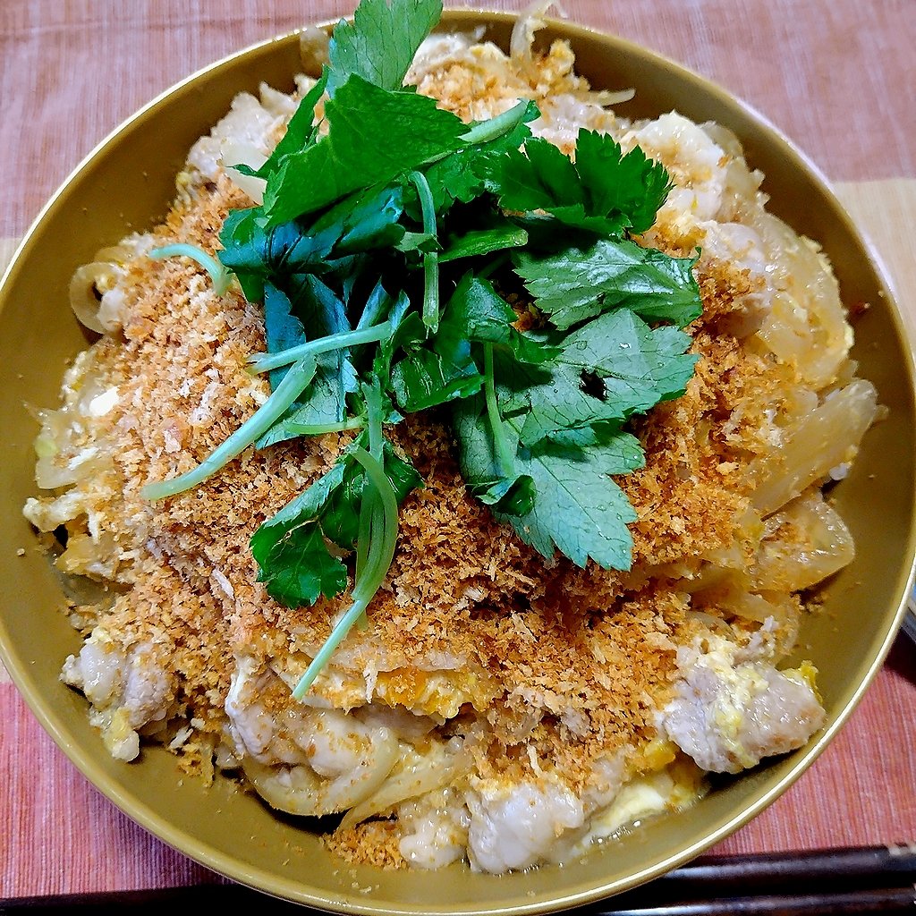 F 夕食にリュウジさんの 豚肉で揚げずに作る究極のサクサクカツ丼 をやってみた トンカツ色に炒ったパン粉と豚バラ を卵とじにした頭で簡易カツ丼にしようという目論み 半信半疑ながら咀嚼してしまえばまさにカツ丼 アイディアの豊富さに唸った