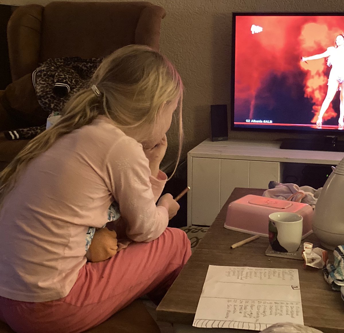 Hadassatas's tweet photo. Gisteravond voor het eerst met 2 van de 3 dochters naar #Eurovision gekeken! Ze hebben scores bijgehouden, gebaseerd op hoe mooi de jurken waren, of ze er lief uitzagen en of het liedje dansbaar was. 😄💃🏼
Ze bleven er maar doorheen kwekken, dus heb er zelf weinig van meegekregen! https://t.co/UDOX1nSbsR