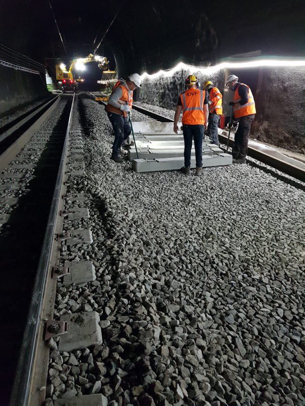 KarimTouati_'s tweet photo. Les grands travaux @SNCFReseau ont repris à Pentecôte : poursuite du remplacement de 10 aiguillages à Saint-Charles et renouvellement des voies dans le tunnel de Saint-Louis, au nord de Marseille. 
210 agents sont mobilisés pendant ce week-end de trois jours ! 👏🏻 https://t.co/A4bjrXrX4Z