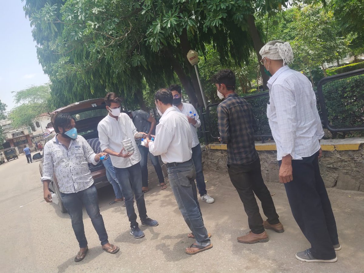chirag_mlsu's tweet photo. आज मेरे जन्मदिन पर जन जन की सेवा करने के प्रण के साथ @nsui कार्यकर्ताओ के साथ उदयपुर में जरूरतमंदो को भोजन वितरण किया एमबी,ईएसआईसी हॉस्पिटल के बाहर
@drcpjoshi @AshokChandnaINC 
@Neerajkundan @withabhinsui @_gurjotsandhu @vaibhavudaipur @neuroayush @KushleshNSUI https://t.co/Rg3HjJKr65