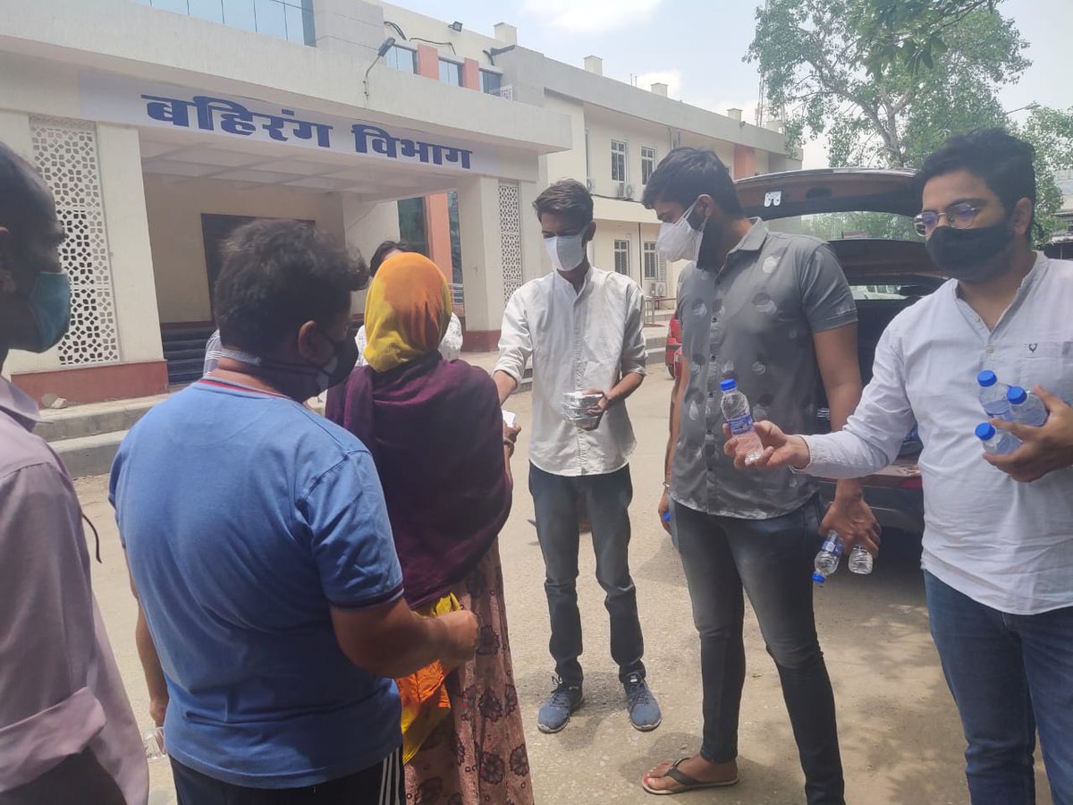 chirag_mlsu's tweet photo. आज मेरे जन्मदिन पर जन जन की सेवा करने के प्रण के साथ @nsui कार्यकर्ताओ के साथ उदयपुर में जरूरतमंदो को भोजन वितरण किया एमबी,ईएसआईसी हॉस्पिटल के बाहर
@drcpjoshi @AshokChandnaINC 
@Neerajkundan @withabhinsui @_gurjotsandhu @vaibhavudaipur @neuroayush @KushleshNSUI https://t.co/Rg3HjJKr65