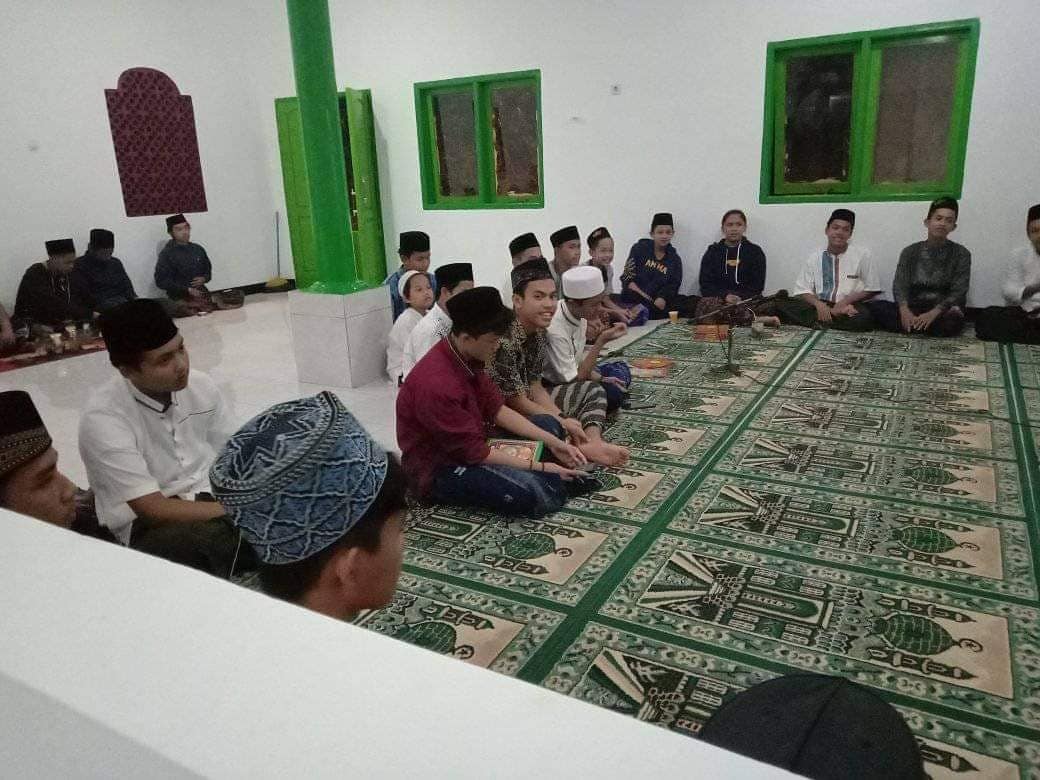 jumat_mbb's tweet photo. Di balik kelancaran arus balik santri, ada keterlibatan masyarakat setempat yang setia stay di ujung pintu masuk hingga titik akhir parkiran.

Semoga amal ibadah warga masyarakat Dusun Haurkuning dibalas oleh Allah dengan penuh keberkahan.

Haturnuhun Akang Akang.

Amiin. https://t.co/sjkkqHI0y8