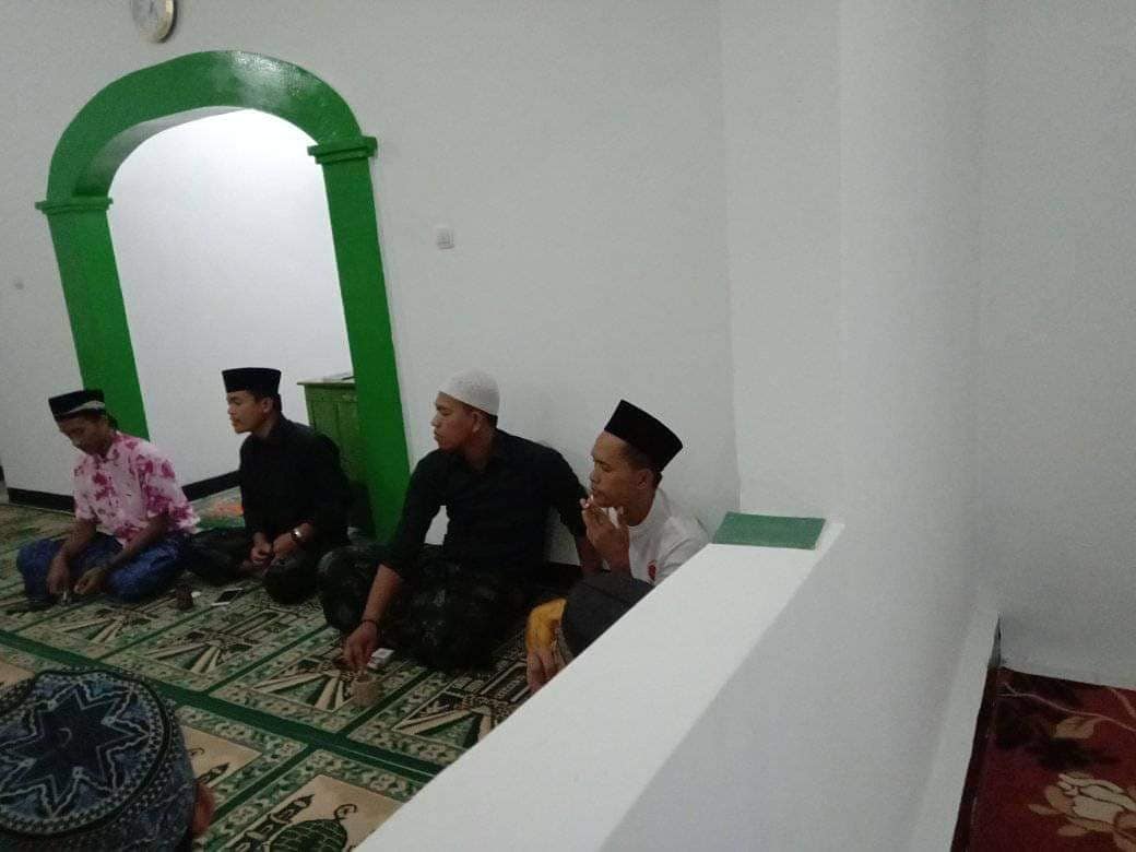 Di balik kelancaran arus balik santri, ada keterlibatan masyarakat setempat yang setia stay di ujung pintu masuk hingga titik akhir parkiran.

Semoga amal ibadah warga masyarakat Dusun Haurkuning dibalas oleh Allah dengan penuh keberkahan.

Haturnuhun Akang Akang.

Amiin.