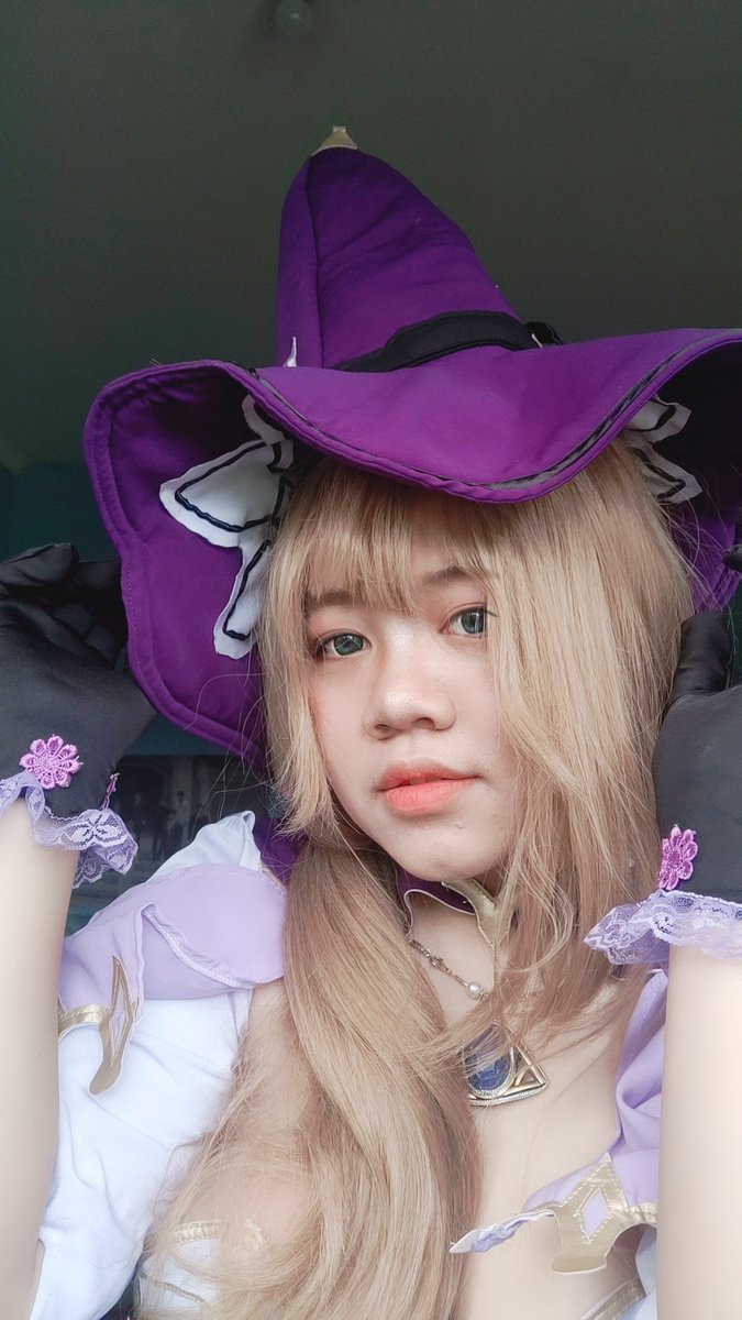 alphiota's tweet photo. THE HAT KEEPS SLIDING OFF AAAAAAAA 

#原神 #原神コスプレ #GenshinImpact #genshintwt https://t.co/4snMd5evAQ