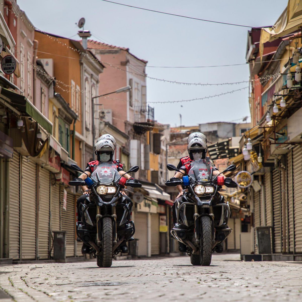 Huzurlu sokaklar, güvenli Türkiye...

<a href="/EmniyetIzmir/">İzmir Emniyet Müdürlüğü</a> 
#Yunuslar