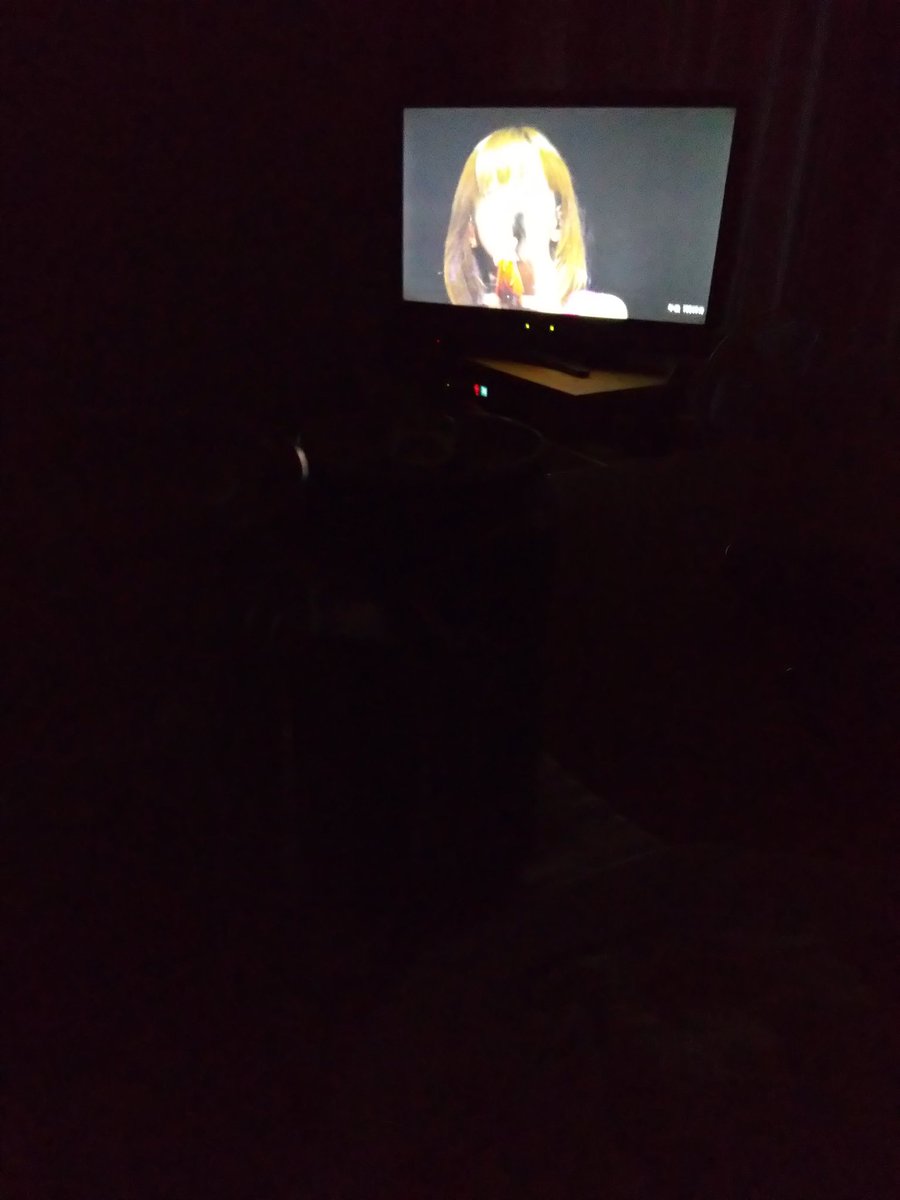 baum170713ai's tweet photo. 今日は奥さんいないので
一回やってみたかった
真っ暗でaikoのDVD観ながらの
晩御飯🍴
臨場感出るんかなー?と思い
左手に🍺持って、右手に箸持ったまま 感で食べてます😄
#aiko
#LLP11.5 https://t.co/JB6GAeyePZ