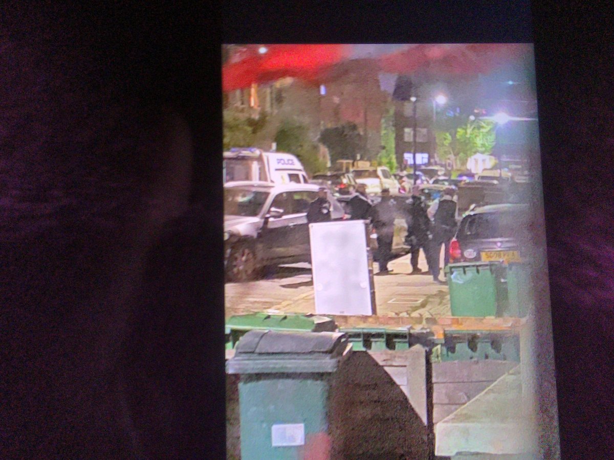 60fpsIconic's tweet photo. This dudes house was raided in front of my house cuz he had the tings and some dude got stabbed so prolly a roadman ngl https://t.co/FdqH9Nmt7m