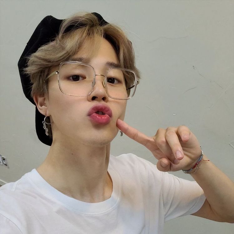 kmfairiess's tweet photo. mimi poking his cheeks &amp; being the cutest angel ever 🥺🥺🥺 https://t.co/MH0xXF3xVs