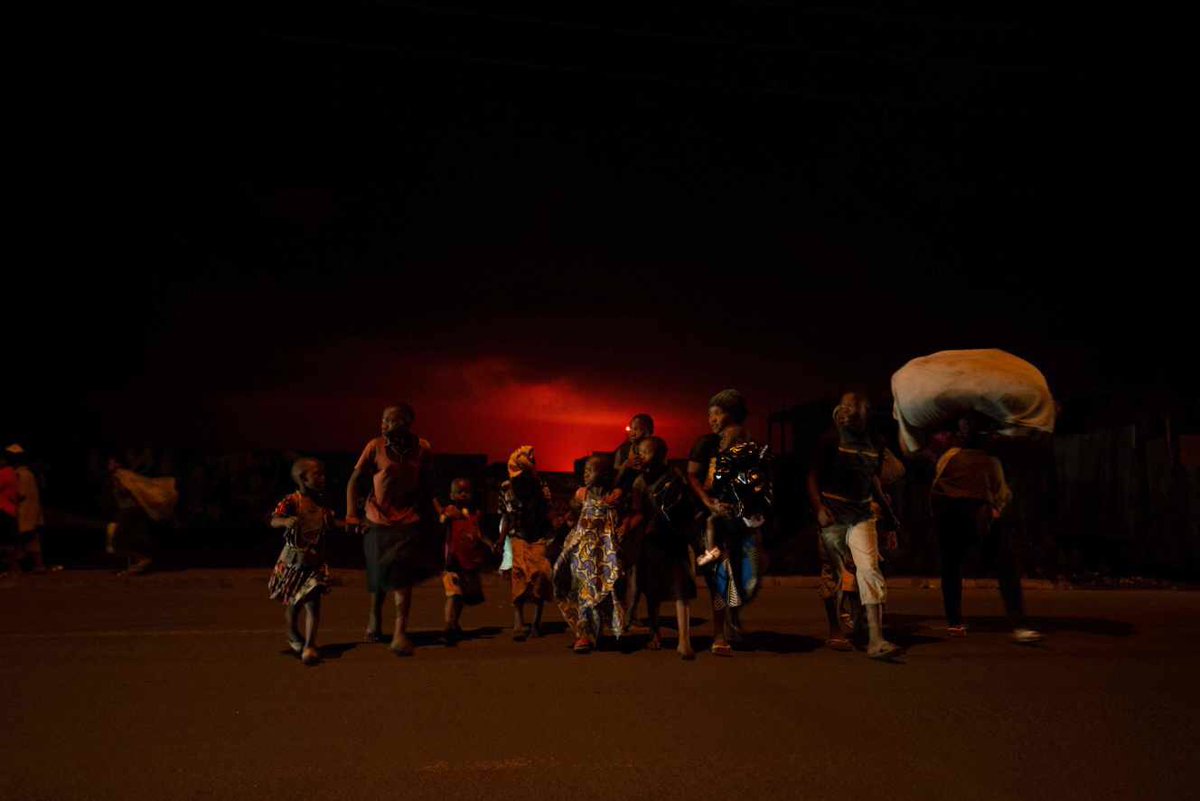 FranckVerzefe's tweet photo. Éruption volcanique en RDC. L'éruption du Nyiragongo. La coulée de lave a atteint l’aéroport et le nord-est de la ville de Goma.

Puisse Nos pensées et nos prières accompagner la population de Goma en ces heures difficiles. #RDC_Volcan #Nyiragongo #Goma https://t.co/8SRTtd4nSP