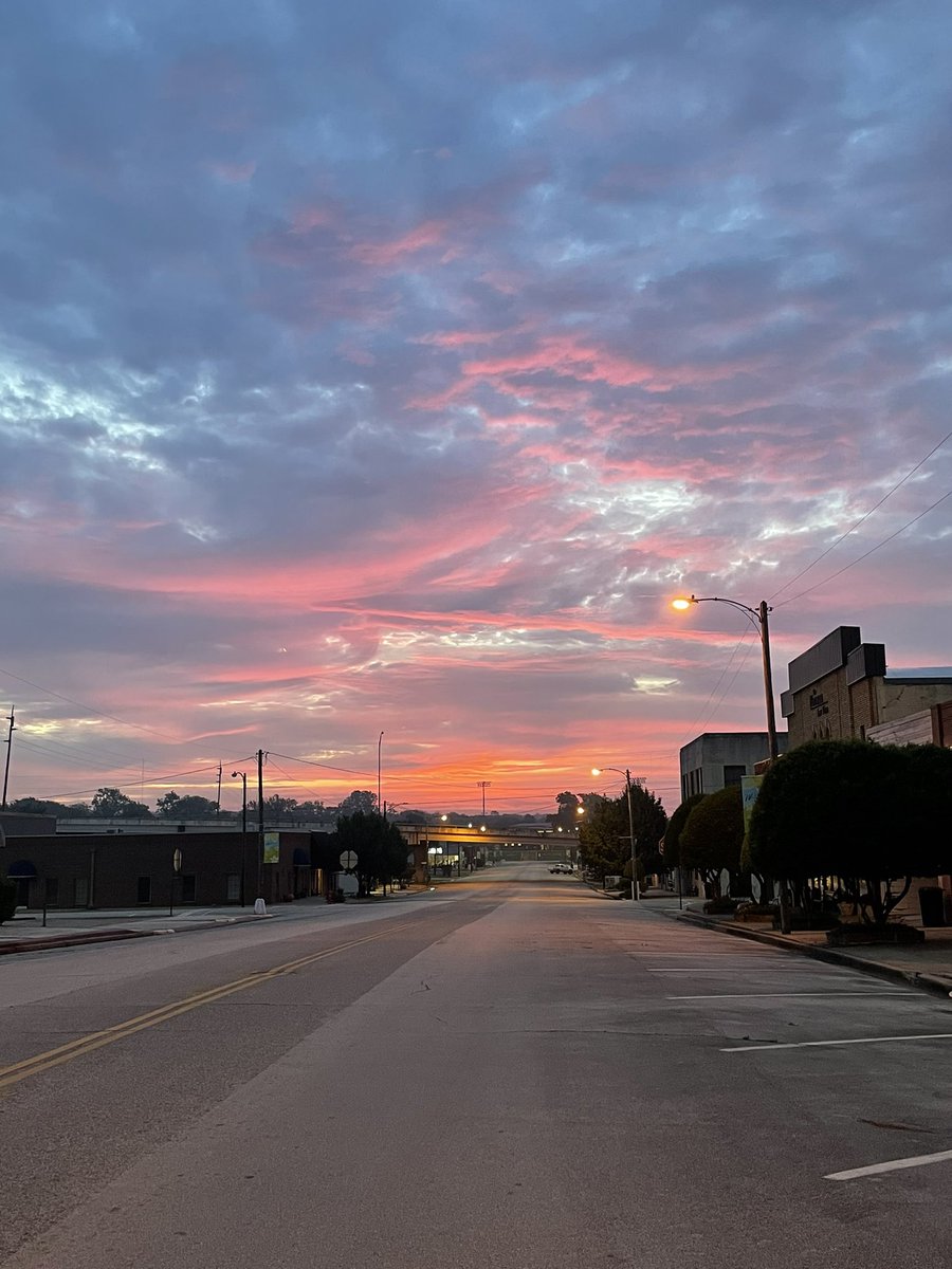 pvrplexrain76's tweet photo. Hey @tylerrjoseph and @joshuadun it sure looks like an SAI morning here in East Texas! https://t.co/4oD7Cob8Mt