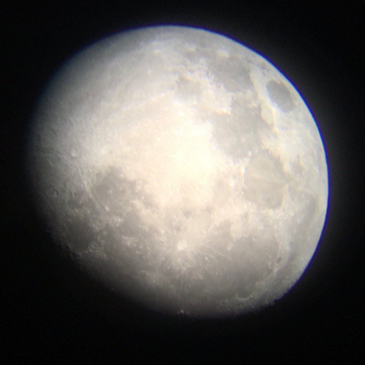 waywardringring's tweet photo. おもちゃ屋さんの望遠鏡＋iPhone6sで月が綺麗に撮れました✨
わぉ❣️

#天体観測
#月
#天体望遠鏡
#望遠鏡 https://t.co/ee9sWxEEbn