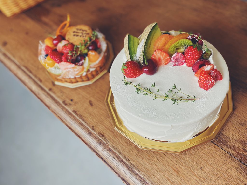 ケーキと焼菓子の店 Haberu 国産苺の入荷が少なくなってきました １０月頃まで生クリームのホールケーキ はこちらの飾りとなります 入荷状況によって使うフルーツは異なります 苦手なもの アレルギー等ございましたらご予約の際お気軽にお伝えください୫