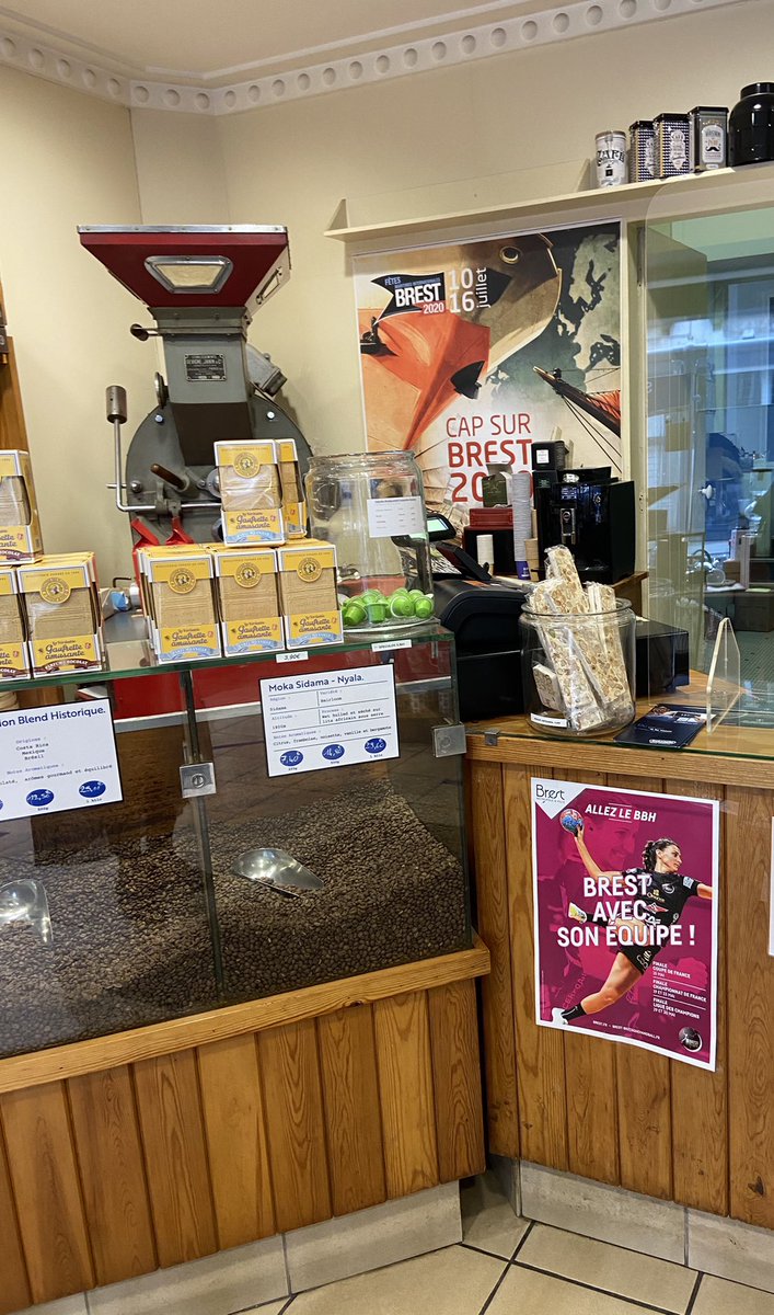 karelleherm's tweet photo. Avec mon collègue #PatrickAppere élu aux sports, et moi-même élue aux dynamiques commerciales, nous nous sommes associés 💪afin de soutenir comme il se doit notre equipe #brestoise du @BrestBretagne 🤾♂️Ces grandes sportives ont gagné la Coupe de France 🇫🇷 #handball @CleoDarleux https://t.co/u8sHPuK1n4
