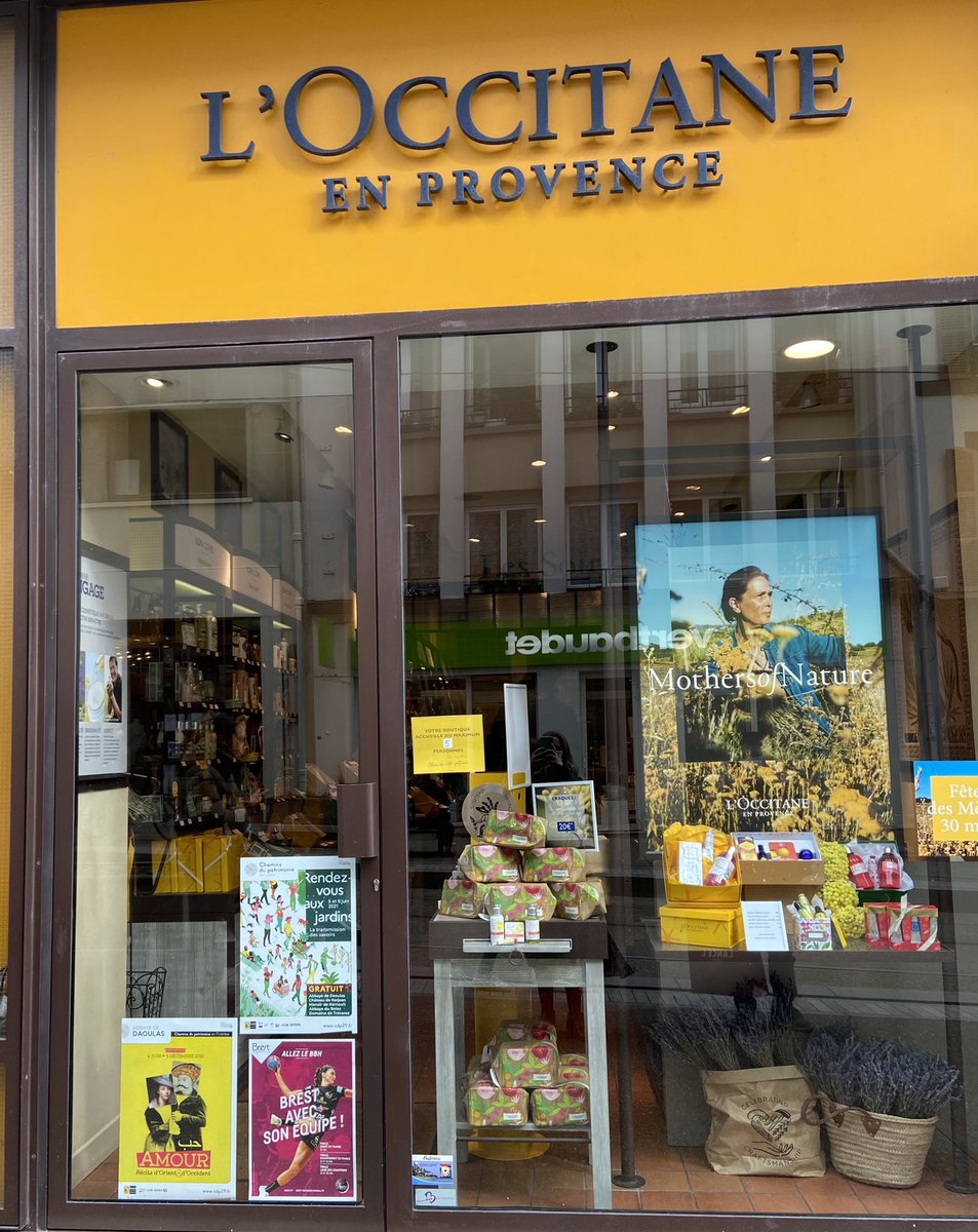 karelleherm's tweet photo. Avec mon collègue #PatrickAppere élu aux sports, et moi-même élue aux dynamiques commerciales, nous nous sommes associés 💪afin de soutenir comme il se doit notre equipe #brestoise du @BrestBretagne 🤾♂️Ces grandes sportives ont gagné la Coupe de France 🇫🇷 #handball @CleoDarleux https://t.co/u8sHPuK1n4