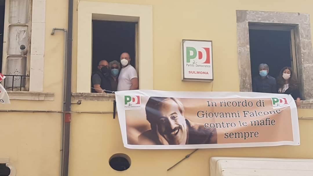 carlopiccone's tweet photo. “A questa città vorrei dire: gli uomini passano, le idee restano. Restano le loro tensioni morali e continueranno a camminare sulle gambe di altri uomini.”

Giovanni Falcone https://t.co/JXHSh8klT3