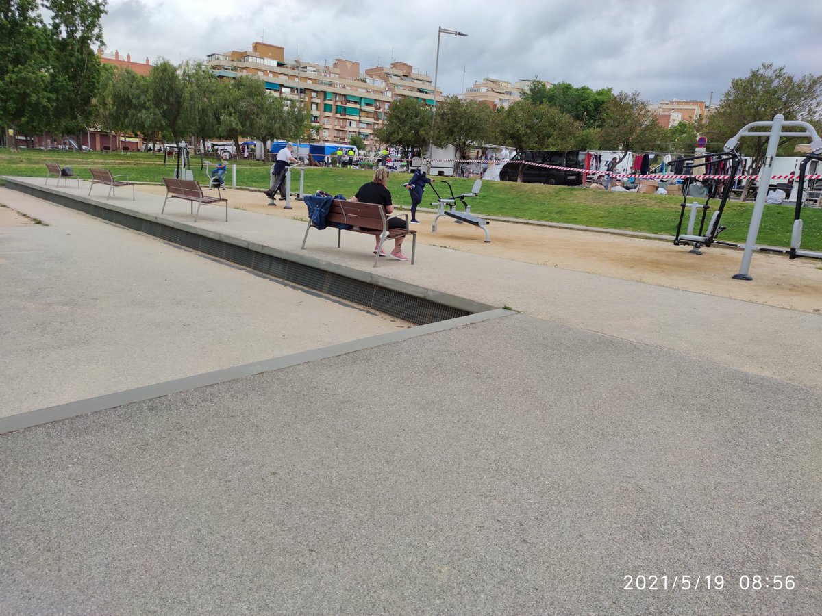 Jogonmar's tweet photo. Srs @ajesplugues no entenc perquè encara no han tornat a posar les cistelles de básquet als parcs públics i en canvi permeten altres activitats fisiques amb igual risc https://t.co/gL4bn7bvhY