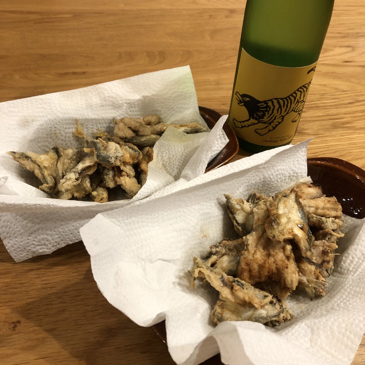 GYAOYAMA's tweet photo. 2日続けての朝からの常滑（あと少し武豊）で釣れた豆アジと小サバを唐揚げにして、日本酒でいただきました。
2日続けて2時起きは辛い。 https://t.co/NPHwOLbXIt