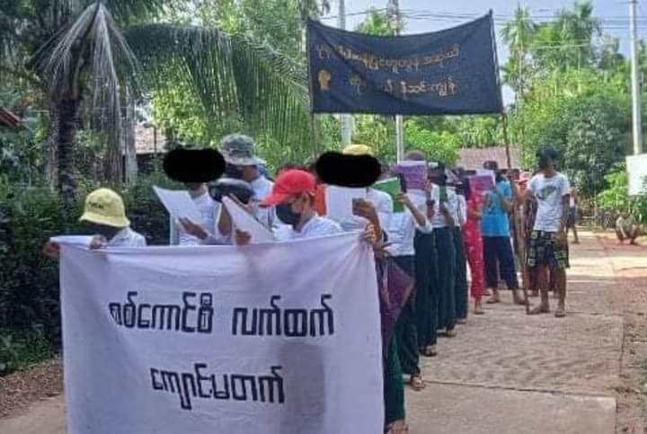 thin_than_dar's tweet photo. B.E.H.S students and residents from Thin Kyun Village, Thayet Chaung Township, Dawei marched this evening against military slavery education.
#WhatsHappeningInMyanmar 
#May23Coup https://t.co/g76R4wqBxY