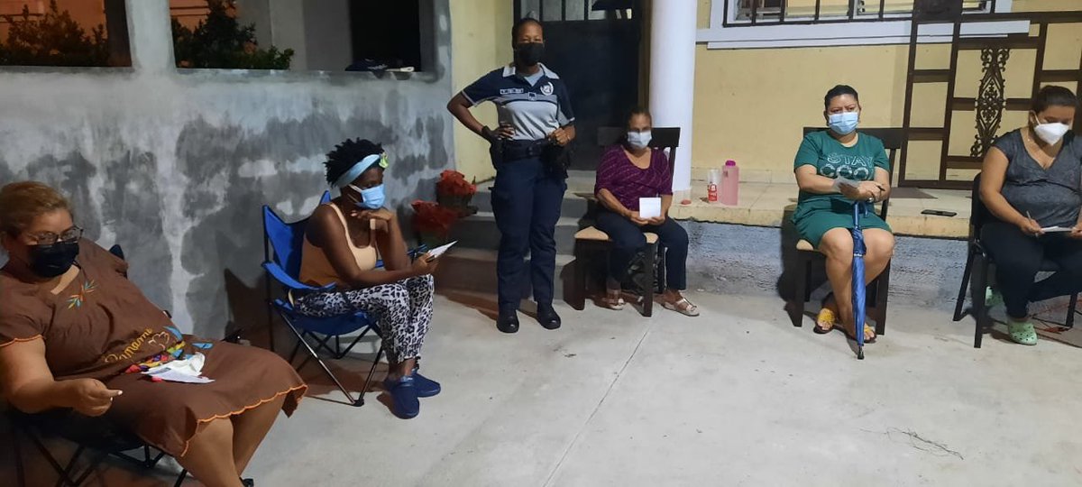 policiadepanama's tweet photo. Nuestras unidades de la Policía Nacional, realizaron una reunión de acercamiento del programa #VecinoVigilantes con residentes de la calle Las Acacias en Colinas del Sol, distrito de Arraiján. https://t.co/odghFdgvAg