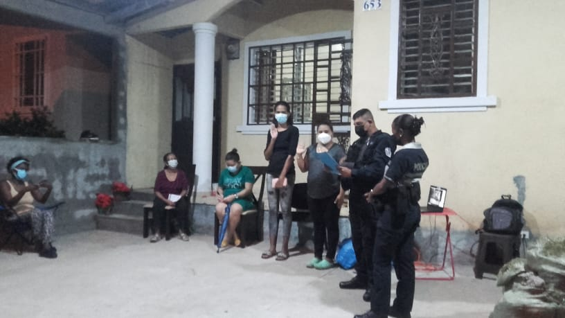 policiadepanama's tweet photo. Nuestras unidades de la Policía Nacional, realizaron una reunión de acercamiento del programa #VecinoVigilantes con residentes de la calle Las Acacias en Colinas del Sol, distrito de Arraiján. https://t.co/odghFdgvAg