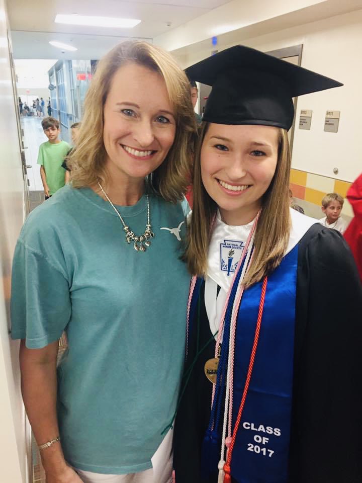 DrKimCOOL's tweet image. In the blink of an eye, she went from a high school grad to a college grad!  You are an amazing young woman @katiencool Thank you to all the teachers @WAISSBISD for setting her up for success!  #CNSGrad @UTAustin #Classof2021 @SBISD