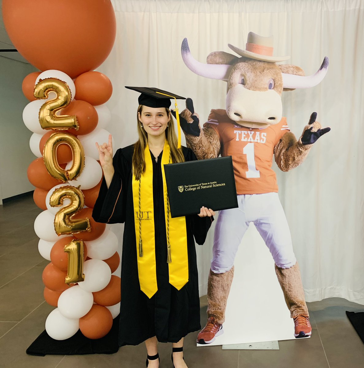 DrKimCOOL's tweet image. In the blink of an eye, she went from a high school grad to a college grad!  You are an amazing young woman @katiencool Thank you to all the teachers @WAISSBISD for setting her up for success!  #CNSGrad @UTAustin #Classof2021 @SBISD
