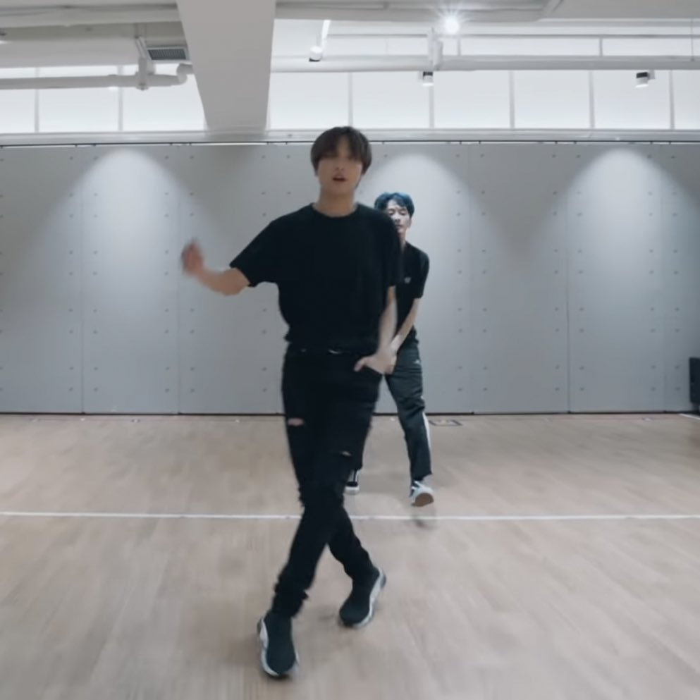 : เจอคนล้วงกระเป๋าว่ะ

: เห้ยแล้วเป็นไง

: หล่อ