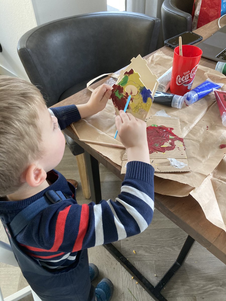 Ich hab mir Bastelmaterial bei Bollo geholt mit Mama. Danke <a href="/Landalde/">Landal DE</a>, Mama sagt nur das da noch eine Unterlage fehlt damit der Tisch sauber bleibt