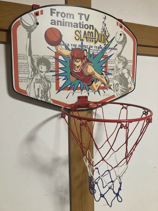 子供の頃から部屋にバスケットゴール置きてえなぁって思ってています置いてるけどやっぱもっとでけえの欲しいわ 