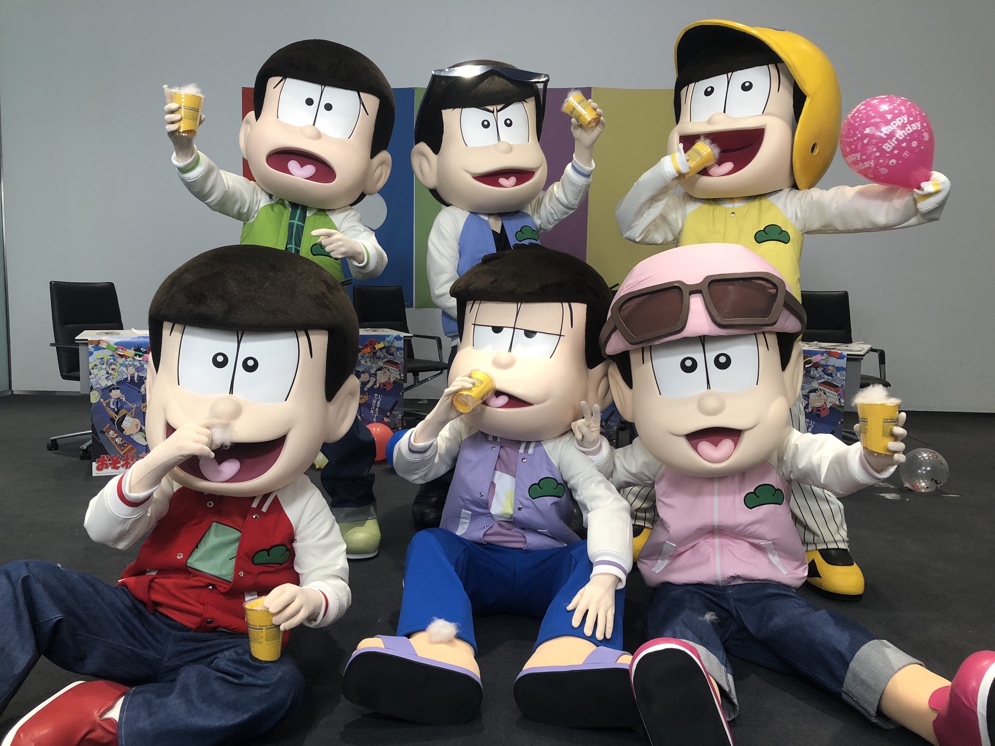 おそ松さん 公式アカウント おそ松さん Fc限定イベント 6つ子バースデー前夜祭 みんなでzoomオンライン飲み会 第2部がスタートしました まだまだ6つ子は飲み足りないようです T Co Nper16xgpw Twitter