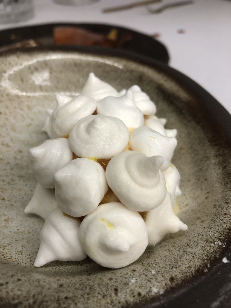PabloGMancha's tweet photo. @CillerodeMotta @biscayenne @fernandohelado @pedrobarrio5 @acagastrorioja @lariojacom Una divertida versión del pastel ruso de Alfaro, con helado de mantequilla tostada y yema de huevo con merengues secos rellenos de yuzu. Lo tiene la calagurritana Lucía Grávalos en su restaurante Mentica de Madrid
#Mentica #LucíaGrávalos #PastelRuso https://t.co/ediilyTjr7