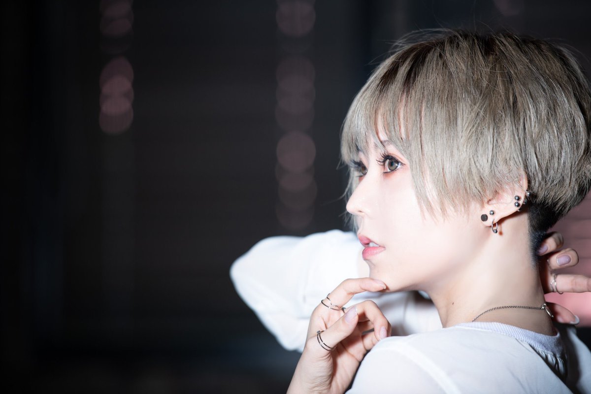 Mizuki ポルカ雫さん推し半泣き黒猫団 美人 イケメン かわいい ショートカット 小っちゃい マッチョ ピアス 声低い 面白い 天才 コミュ障 歌上手い 絵上手い 猫大好き オタク ゲーマー 元ゲームディレクター 味覚ない 日光に弱い 雫さん