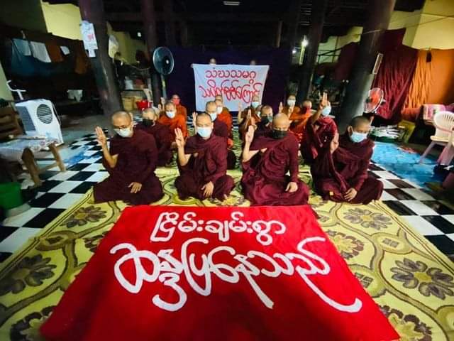 thin_than_dar's tweet photo. Mandalay Sangha Union's monks recited prayers and prayed for the saftey of the people of Myanmar today !! 
#WhatsHappeningInMyanmar 
#May23Coup https://t.co/4rxLRsRli9