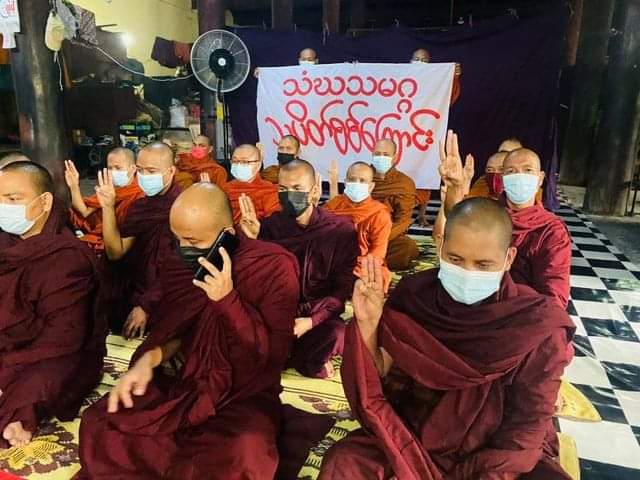 thin_than_dar's tweet photo. Mandalay Sangha Union's monks recited prayers and prayed for the saftey of the people of Myanmar today !! 
#WhatsHappeningInMyanmar 
#May23Coup https://t.co/4rxLRsRli9