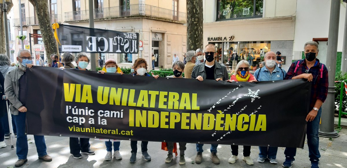 viaunilateral's tweet photo. Ahir @viaunilateral també ens vàrem manifestar a Figueres donant suport als represaliats per els talls d'Amposta, El Pertús i Girona.
És hora de tornar-nos a mobilit-zar i demostrar a l’estat espanyol que la lluita continuarà fins aconseguir la independència !!!
#ViaUnilateral https://t.co/1mDABl8xaU